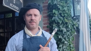 Un artista de Funes hizo un original bastón para Milei y espera que lo acepte para su asunción