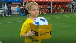 Mirko lleva la pelota al centro de la cancha para que el árbitro diera inicio al choque entre Argentina y Canadá.