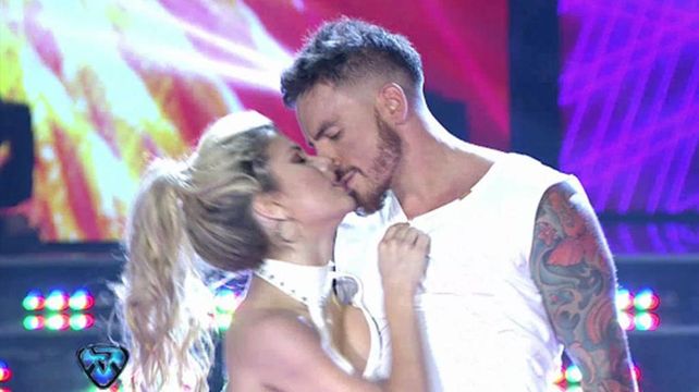 Laurita Fernández besó a Fede Bal en la pista de un boliche y el actor estalló contra los fotógrafos