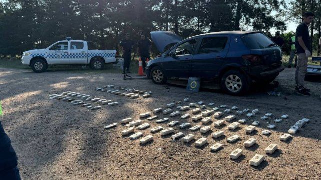 Los panes de marihuana que estaban ocultos en un auto y fueron secuestrados en Entre Ríos.
