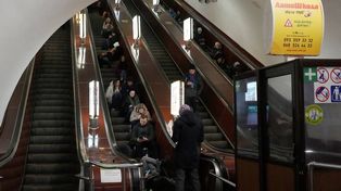 Los habitantes de Kiev se refugiaron en el subte, como vienen haciendo desde febrero. La ciudad sufrió más cortes de luz y agua.&nbsp;