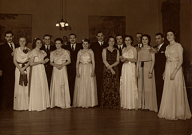 &nbsp;La foto “Gala en salón de Sociedad Recreativa (Hoy Jockey Club Sastre)” &nbsp;datada en la década del´30