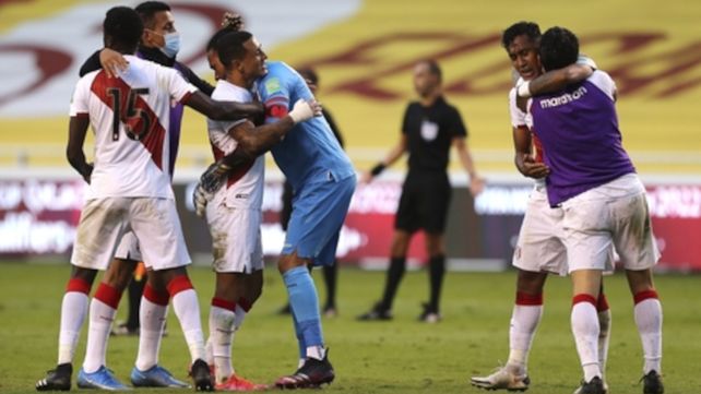 Todos los peruanos festejan el primer triunfo del equipo incaico.