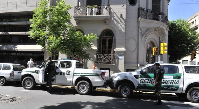 Gendarmería. Las dos camionetas de la fuerza federal no pasaron ayer desapercibidas