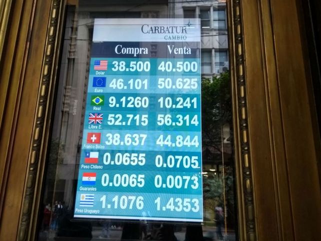 El dólar cerró a 41,50 pesos en otra jornada frenética en la city rosarina