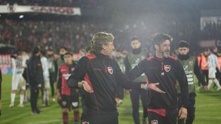 Heinze y Pablo Pérez dialogan luego del partido. PP8 otra vez fue titular ante la ausencia de Cristian Ferreira.