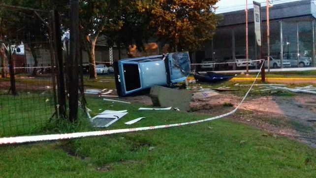 Conductor perdió el control de su auto y destruyó una garita policial