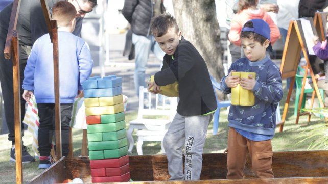 Miles de personas recorren lo stands y puestos de comida de Sabores de Paraná
