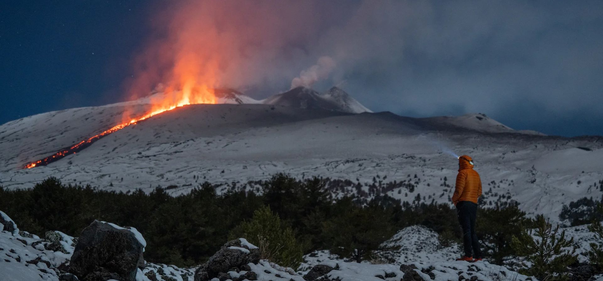 Flujos de lava del volcán Etna, Monte Etna, Italia. Fotografía: Marco Restivo/Etna Walk/AFP/Getty Images Flujos de lava del volcán Etna, Monte Etna, Italia. Fotografía: Marco Restivo/Etna Walk/AFP/Getty Images