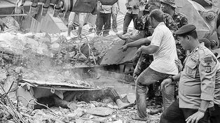 Al menos 97 muertos por un fuerte sismo que golpeó la isla indonesia de Sumatra
