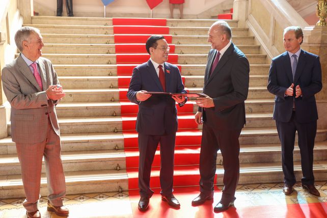 Sede de la Gobernación en Rosario. Los mandatarios de Córdoba, Santa Fe y Entre Ríos, junto al presidente de la Asamblea Nacional de la República Socialista de Vietnam, Vuong Dinh Hue.