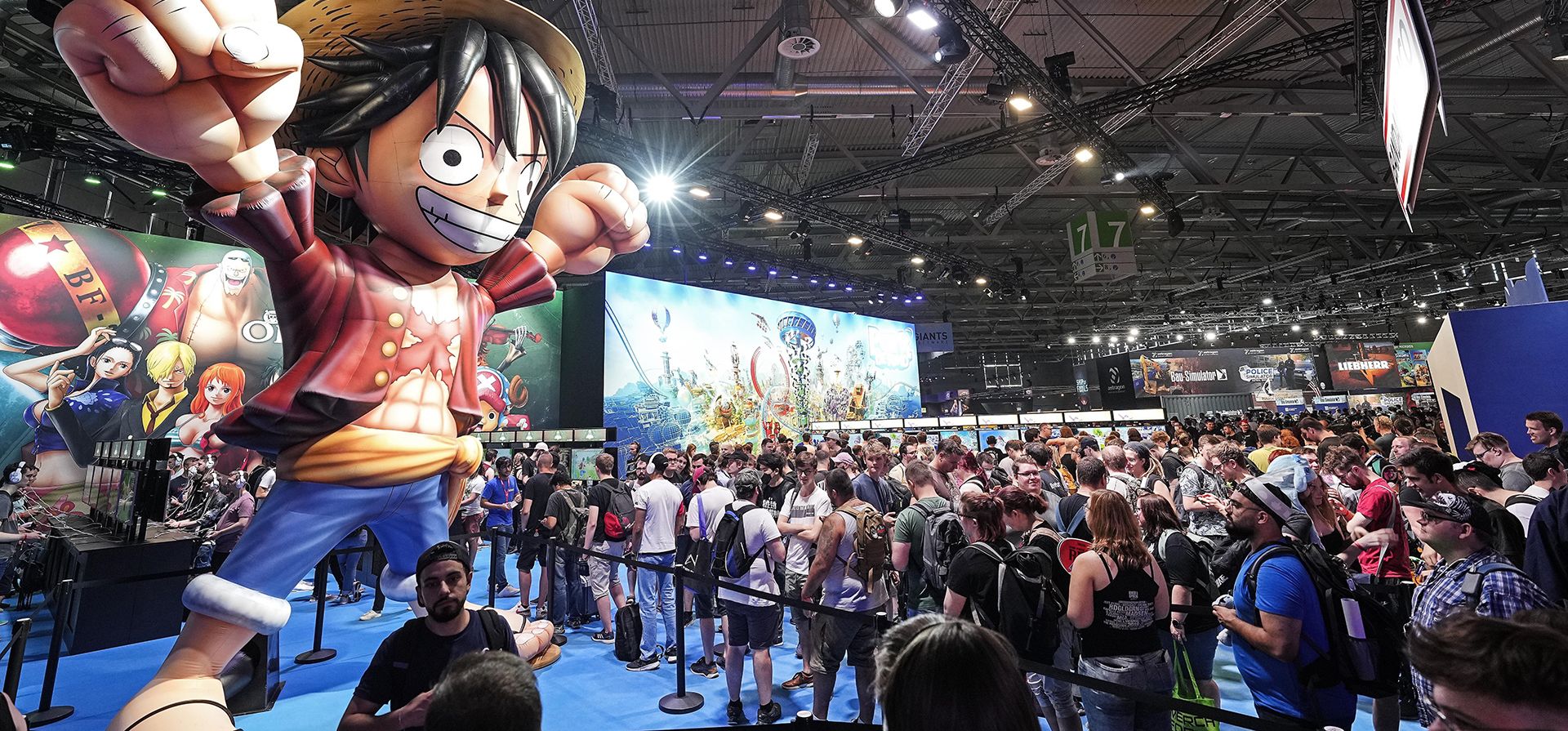 El público que asiste a la convención hace fila para ver un videojuego en la Gamescom en Colonia, Alemania
