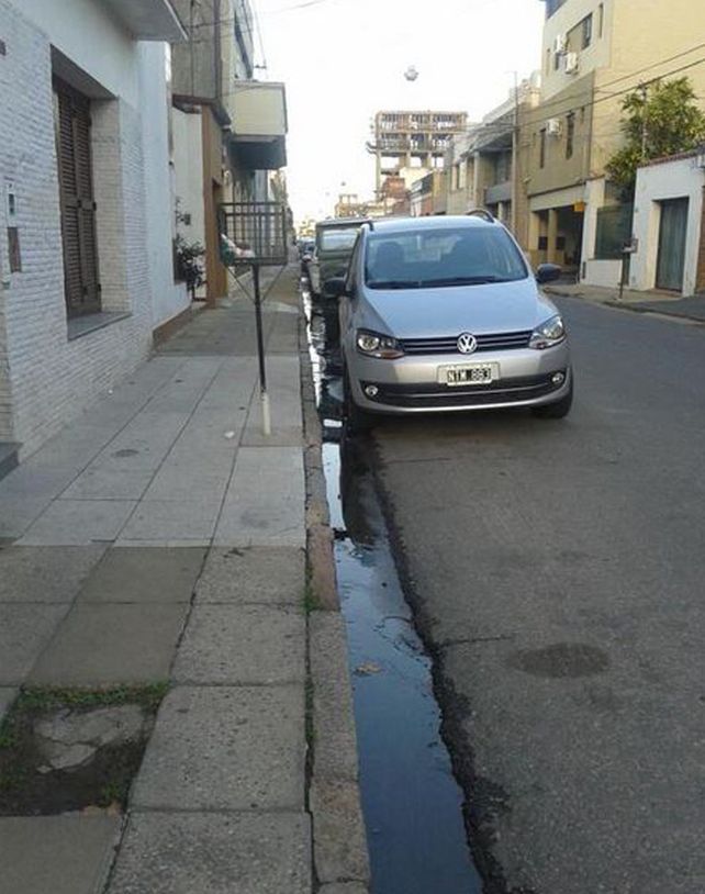 Reclamos de vecinos: pérdidas de agua y un auto estacionado desde 2014