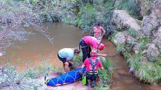 Una joven de 20 años cayó desde un puente colgante, en Córdoba, cuando sacaba una foto. Tuvieron que rescatarla y está en grave estado.