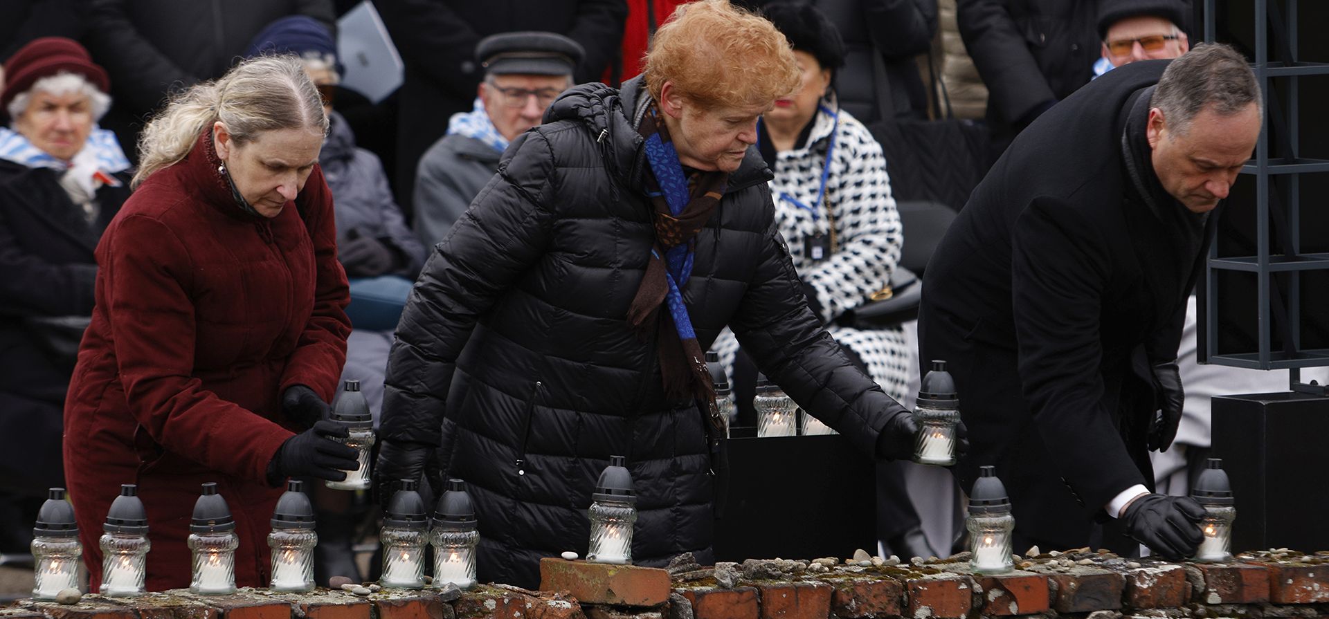 El segundo caballero de EE. UU., Douglas Emhoff, a la derecha, y Deborah Lipstadt, embajadora de EE. UU., en el centro, colocan velas en el antiguo crematorio mientras asisten a una ceremonia en el antiguo campo de concentración y exterminio alemán nazi de Auschwitz durante las ceremonias que conmemoran el 78º aniversario de la liberación del campamento en Brzezinka, Polonia, el viernes 27 de enero de 2023. (Foto AP/Michal Dyjuk)