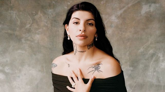 Cazzu en la revista Vogue México. La artista argentina sigue rompiendo récords con su disco Latinaje y su popular cumbia Con otra