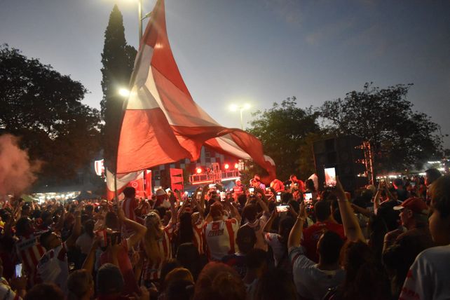 Unión, entre la fiesta y la ilusión: todo el color de los hinchas en un día muy especial