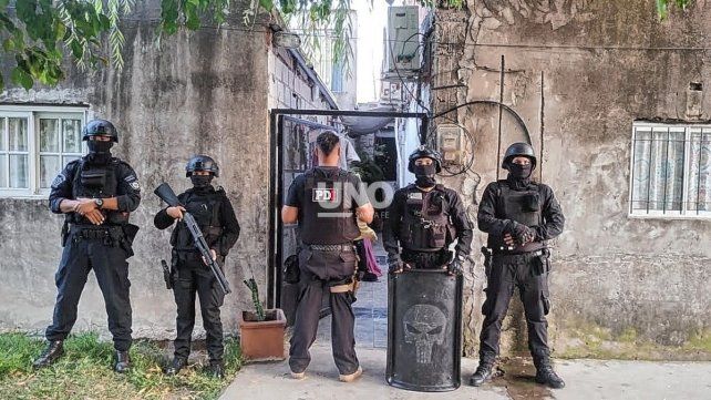 Rosario: allanamientos con cinco detenidos por amenazas al gobernador Pullaro﻿