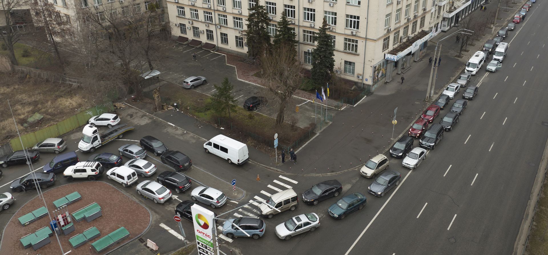 Autos hacen fila esperando para obtener gasolina frente a una gasolinera en Kiev, Ucrania, el jueves 24 de febrero de 2022. Las tropas rusas lanzaron su ataque anticipado contra Ucrania.