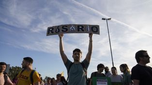 Manifestantes cortaron el puente a Victoria por las incesantes quemas frente a Rosario y en todo el humedal entrerriano.