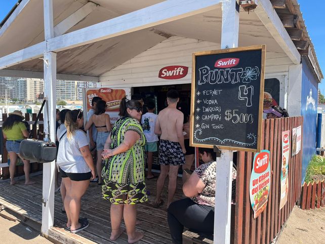 Tragos como Fernet, Vodka o Gin Tonic cuestan $5.000 en los paradores de Mar del Plata