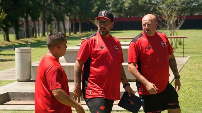 El Ogro Fabbiani y sus colaboradores en Newells. Se tomó su tiempo para preparar el partido en Tucumán.