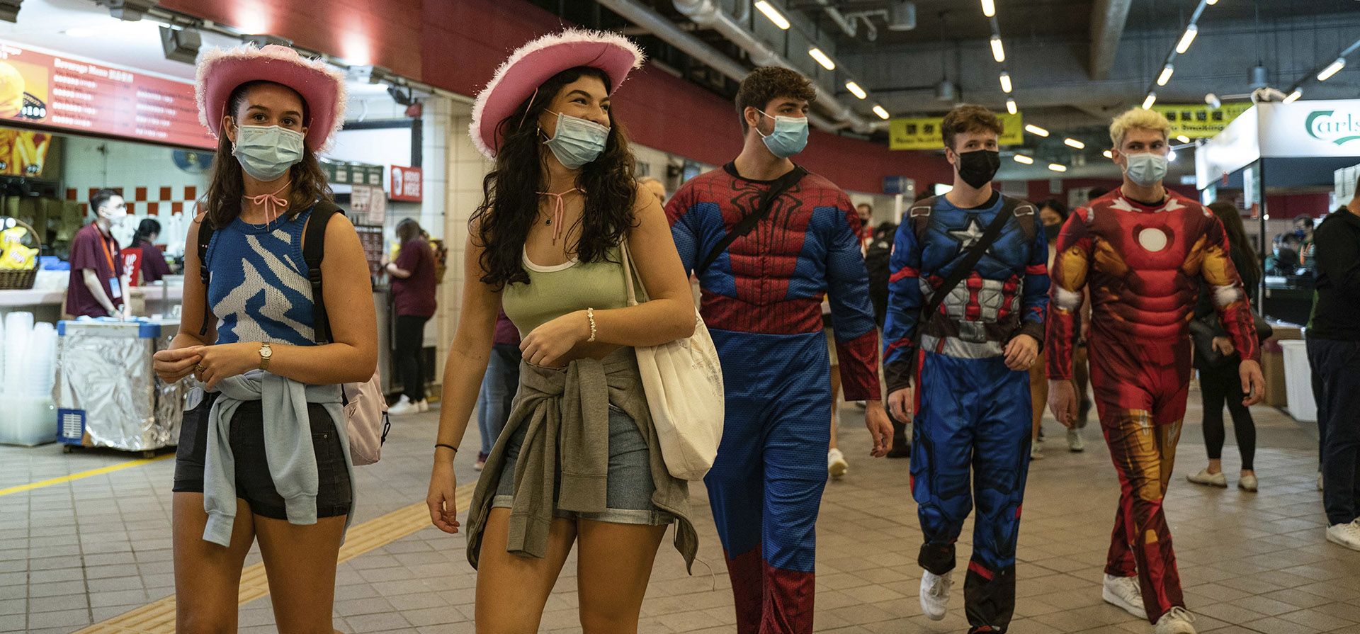 Asistentes disfrazados llegan al Estadio de Hong Kong antes del primer día del torneo de rugby Hong Kong Sevens en Hong Kong, el viernes 4 de noviembre de 2022. Los fans regresaron al Estadio de Hong Kong el viernes para disfrutar de un torneo internacional de rugby muy esperado por primera vez desde que comenzó la crisis de COVID-19, pero algunos fanáticos internacionales que desconocían las restricciones pandémicas de la ciudad fueron rechazados en la puerta.