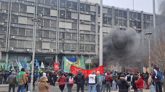 Organizaciones sociales y gremios aglutinados en la Multisectorial se manifestaron y diagnosticaron la crisis de los sectores populares y trabajadores.