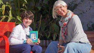 La maestra Silvina Gandini convirtió el cuento de Lautaro en un libro artesanal. La propuesta incentivó a otros chicos y chicas a la escritura.