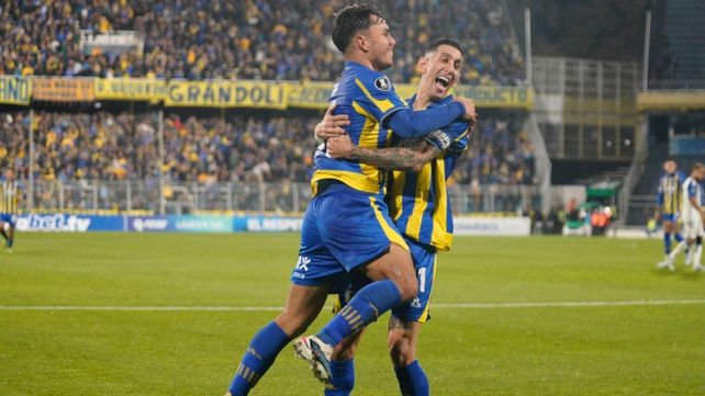 El abrazo de Di María con Pizarro