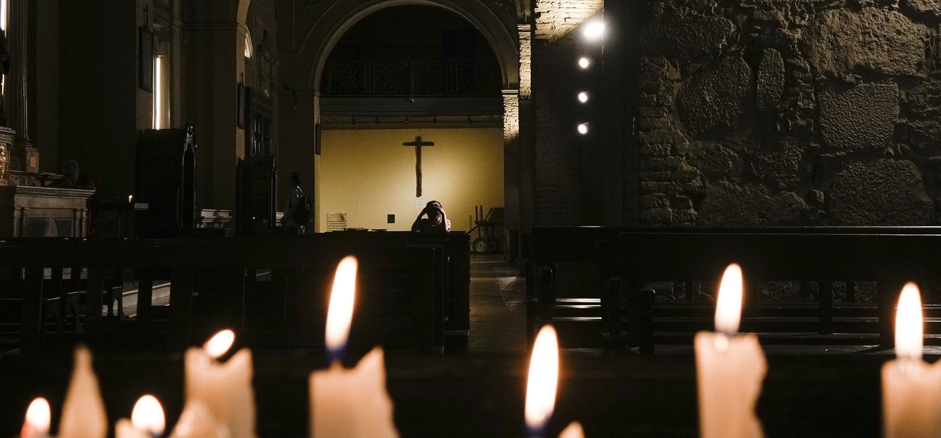 Una persona se arrodilla para rezar durante una misa del Miércoles de Ceniza en la iglesia de San Francisco, en Santiago, Chile, el 14 de febrero de 2024. El Miércoles de Ceniza marca el inicio de la Cuaresma. (AP Foto/Esteban Félix) Una persona se arrodilla para rezar durante una misa del Miércoles de Ceniza en la iglesia de San Francisco, en Santiago, Chile, el 14 de febrero de 2024. El Miércoles de Ceniza marca el inicio de la Cuaresma. (AP Foto/Esteban Félix)