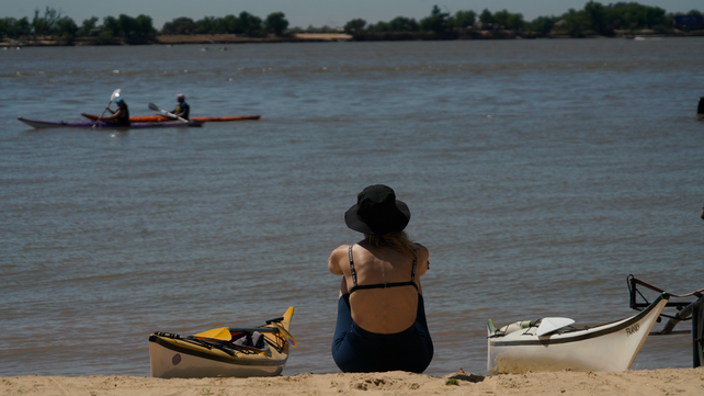 Para quienes puedan, el Paraná ofrece un respiro en Rosario ante el calor extremo