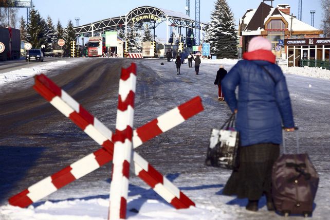 Cruce restringido. Una mujer ucraniana camina hacia un puesto de control fronterizo con Rusia.