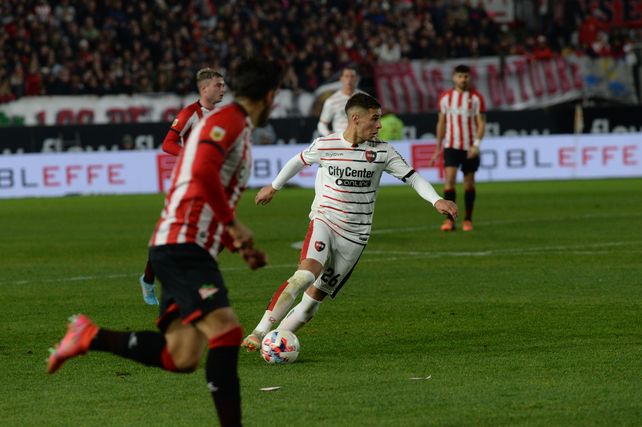 Newells derrotó con solidez a Estudiantes y es puntero del torneo en soledad