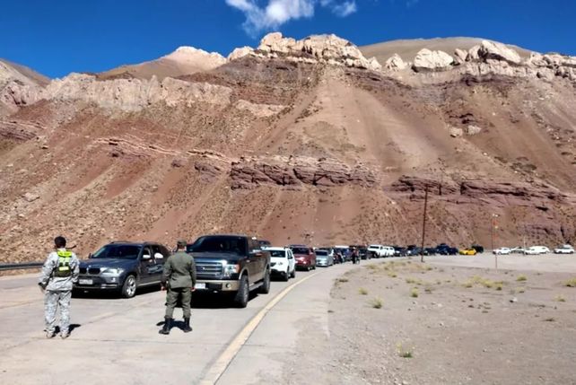 Aluvión en auto en el complejo Horcones. La nafta les cuesta a los chilenos cuatro veces menos en Argentina.