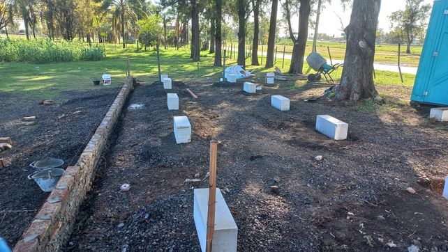 Terreno preparado. Las bases de cemento están listas y a la espera del primer módulo que apuntale la labor de la guardia al ingreso del predio.