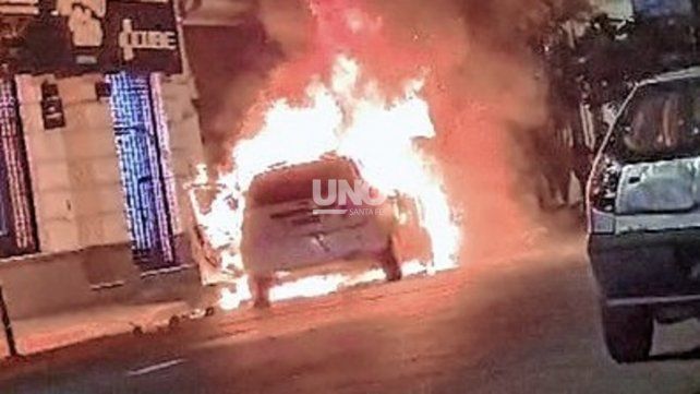Destrucción total. El Ford Fiesta Blanco quedó reducido a cenizas en barrio Candioti Sur.