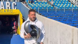 Jorge Broun se sintió como en su casa. Ingresó con el trofeo de la Supercopa Argentina antes de la gran final.