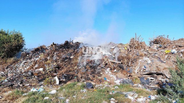Un basural a cielo abierto dentro de un barrio de Santo Tomé. Los vecinos denuncian los problemas de vivir en medio de la mugre. Los usuarios de la autopista también denunciaron la situación y la problemática del humo.&nbsp;