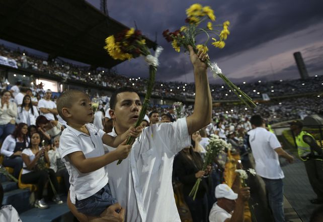 Emotivo y conmovedor homenaje a Chapecoense en el estadio de Medellín tras la tragedia