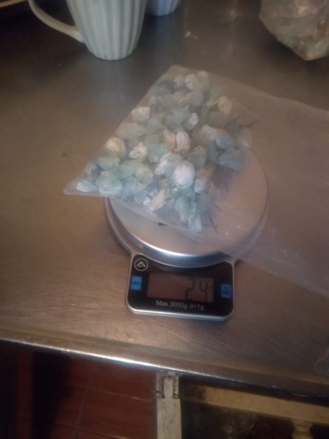 Los agarraron con más de 100 dosis de cocaína