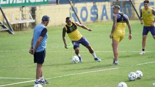 Miguel Angel Russo, atento a los movimientos de sus jugadores. El DT confirmará el equipo horas antes del partido.