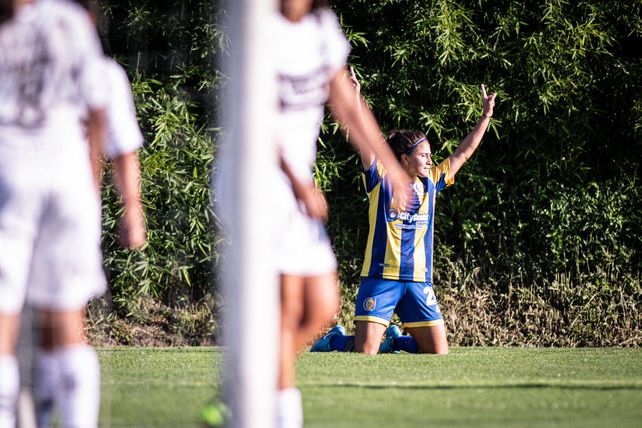 Gloria Villamayor alza los brazos tras convertir el primer gol de Central en la ciudad deportiva de Granadero Baigorria.