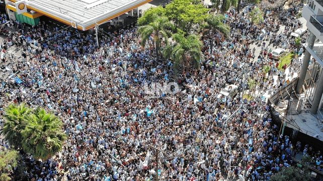 Las calles de Santa Fe y un festejo interminable con el campeonato del mundo conseguido por la Selección Argentina. Foto: Télam.