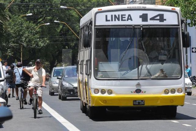 Debuta el carril exclusivo de Rivadavia y los autos no podrán doblar a la derecha