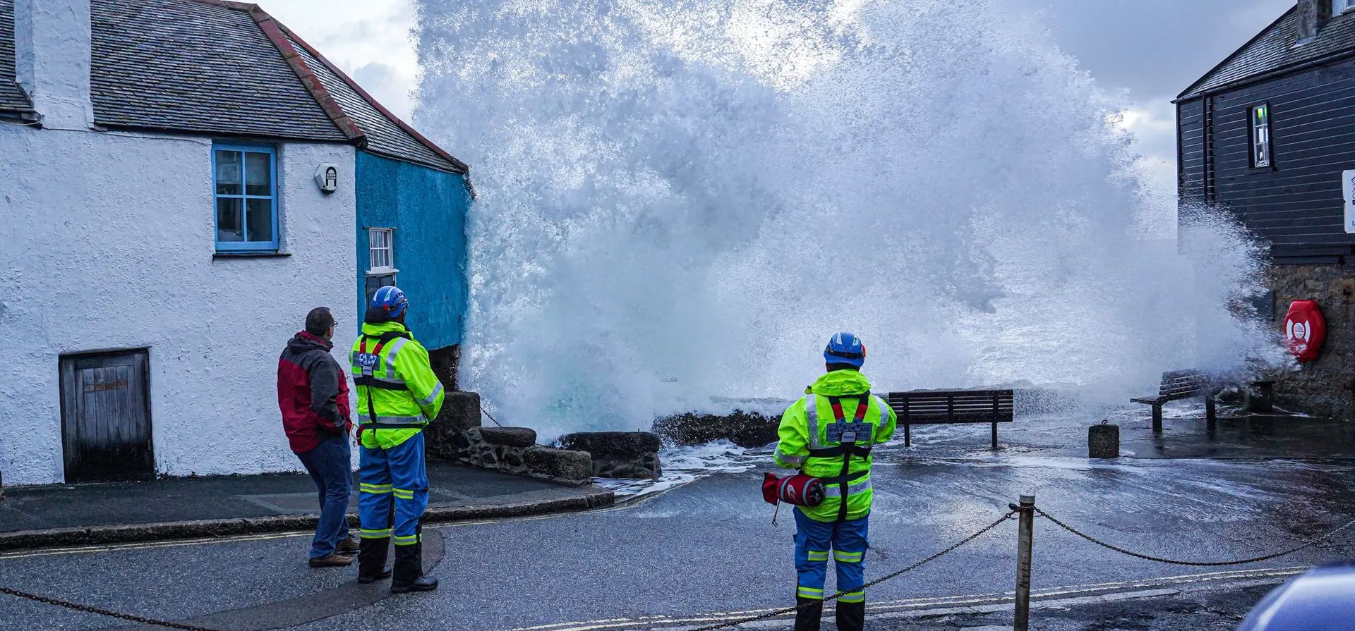 El personal de la Guardia Costera observa cómo las olas rompen sobre el muro del puerto en la calle. La Oficina Meteorológica emitió advertencias de clima severo por viento en las costas sur y oeste de Inglaterra y Gales, vigentes hasta el martes por la tarde, St Ives, Reino Unido. Fotografía: Hugh Hastings/Getty Images El personal de la Guardia Costera observa cómo las olas rompen sobre el muro del puerto en la calle. La Oficina Meteorológica emitió advertencias de clima severo por viento en las costas sur y oeste de Inglaterra y Gales, vigentes hasta el martes por la tarde, St Ives, Reino Unido. Fotografía: Hugh Hastings/Getty Images