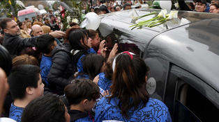 Una multitud se acercó a despedir a Morena.