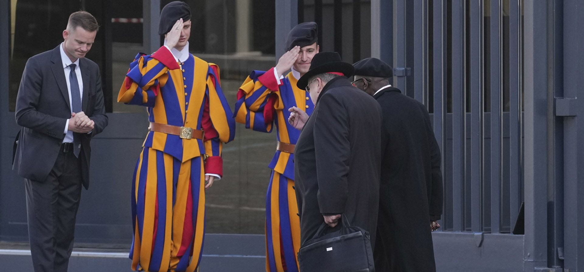 Cardenales, a la derecha, llegan a una reunión cardenalicia en el Vaticano, el martes 22 de abril de 2025. (Foto AP/Andrew Medichini) Cardenales, a la derecha, llegan a una reunión cardenalicia en el Vaticano, el martes 22 de abril de 2025. (Foto AP/Andrew Medichini)
