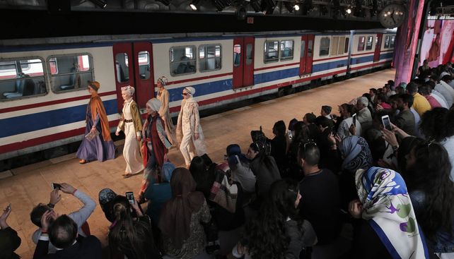 Turquía se debate entre la tradición y la vanguardia en la Semana de la Moda