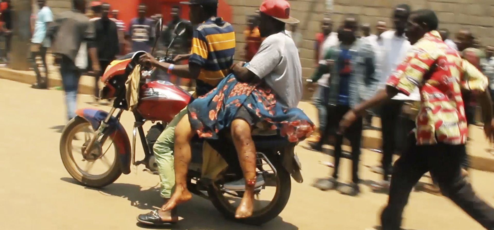 La gente ayuda a las víctimas después de que dos explosiones afectaran una reunión de líderes del grupo rebelde M23 y residentes en Bukavu, este del Congo, el jueves 27 de febrero de 2025. (Foto AP/Janvier Barhahiga) La gente ayuda a las víctimas después de que dos explosiones afectaran una reunión de líderes del grupo rebelde M23 y residentes en Bukavu, este del Congo, el jueves 27 de febrero de 2025. (Foto AP/Janvier Barhahiga)